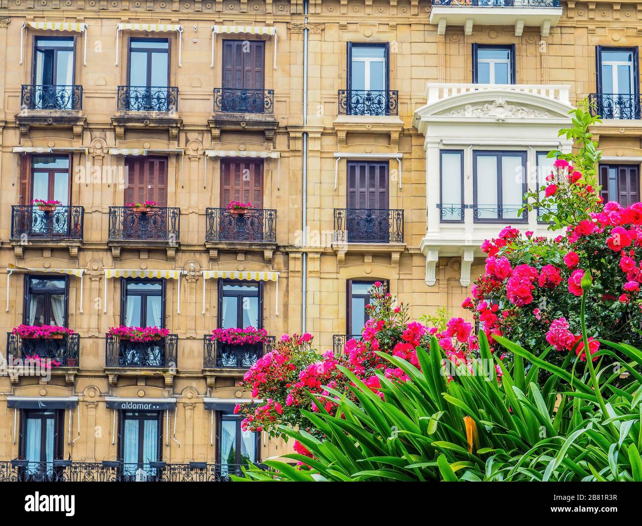 Gebäude in Paris mit Blumen auf Balkon Stockfoto
