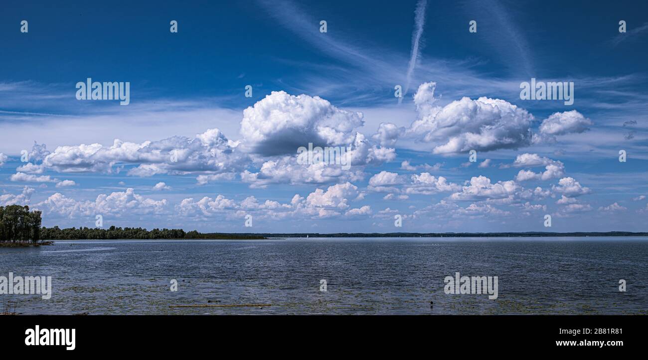 Landschaft in Oberbayern, rund um den chiemsee im Voralpenland mit grünem Gras und den Bergen im Hintergrund Stockfoto