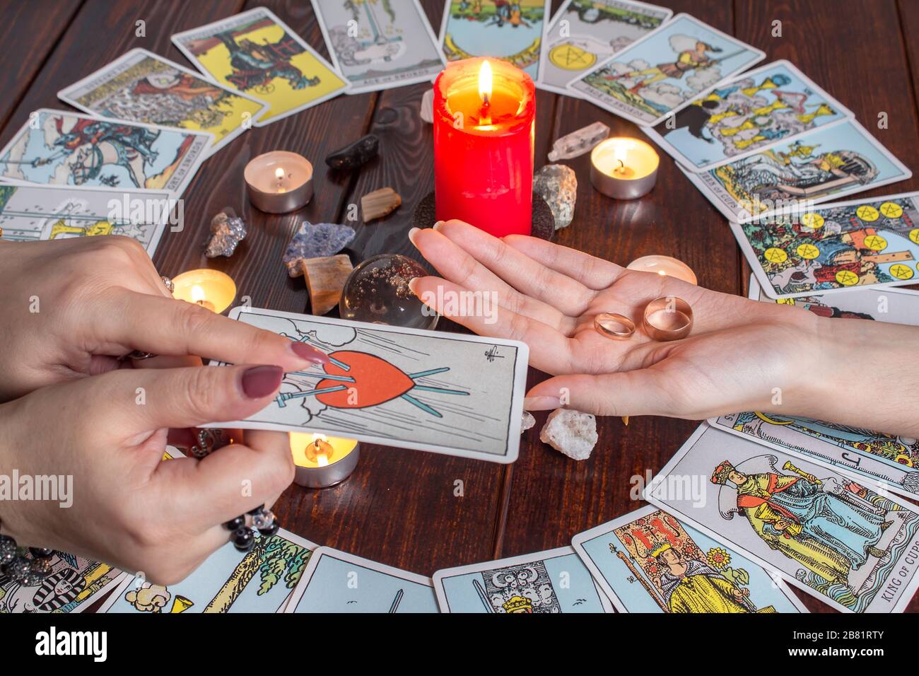 Bangkok, Thailand, 15.20.der Zigeuner legt Tarot-Karten und Vermutungen für die Zukunft aus. Weihnachtliche Weissagung. Magische Sitzungen mit sprechender Tarot-Karte Stockfoto