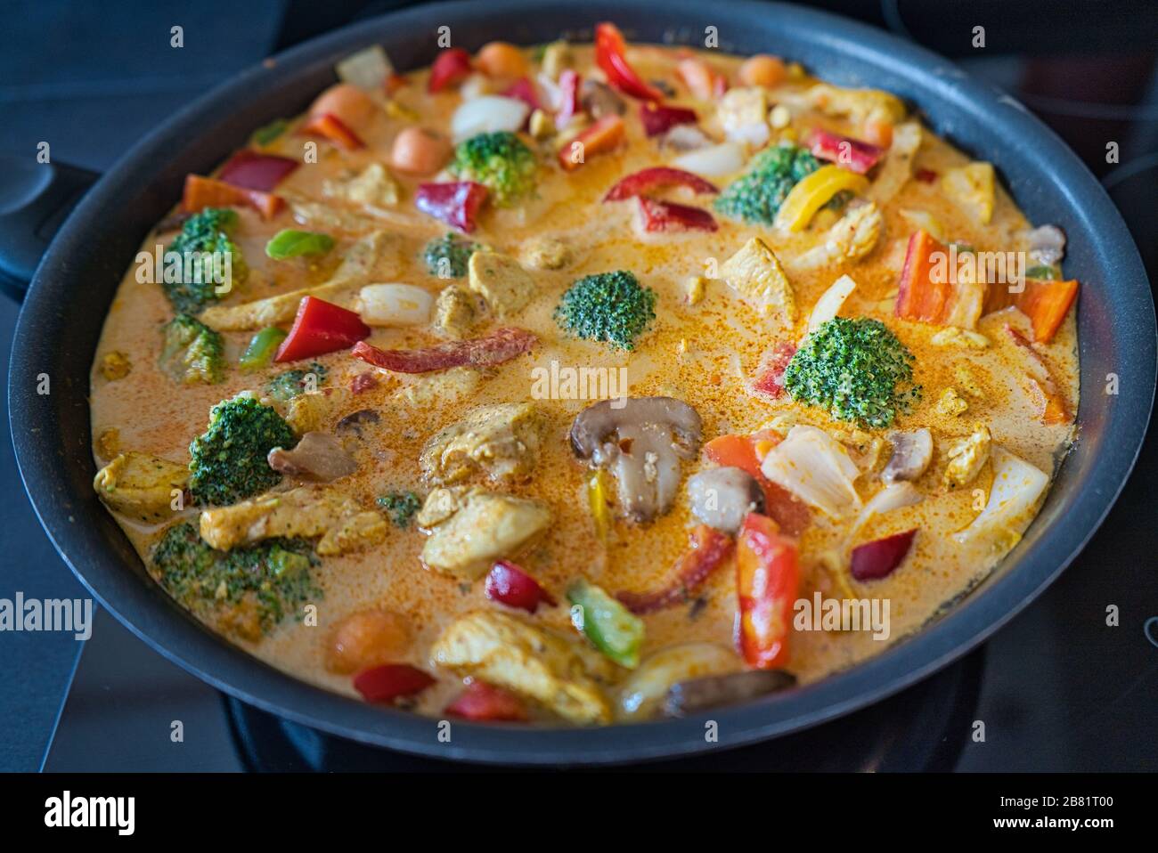 Gesunde Thai-Curry-Gemüsepfanne Huhn Pan Tom Yum Suppe mit Turmeric Stockfoto