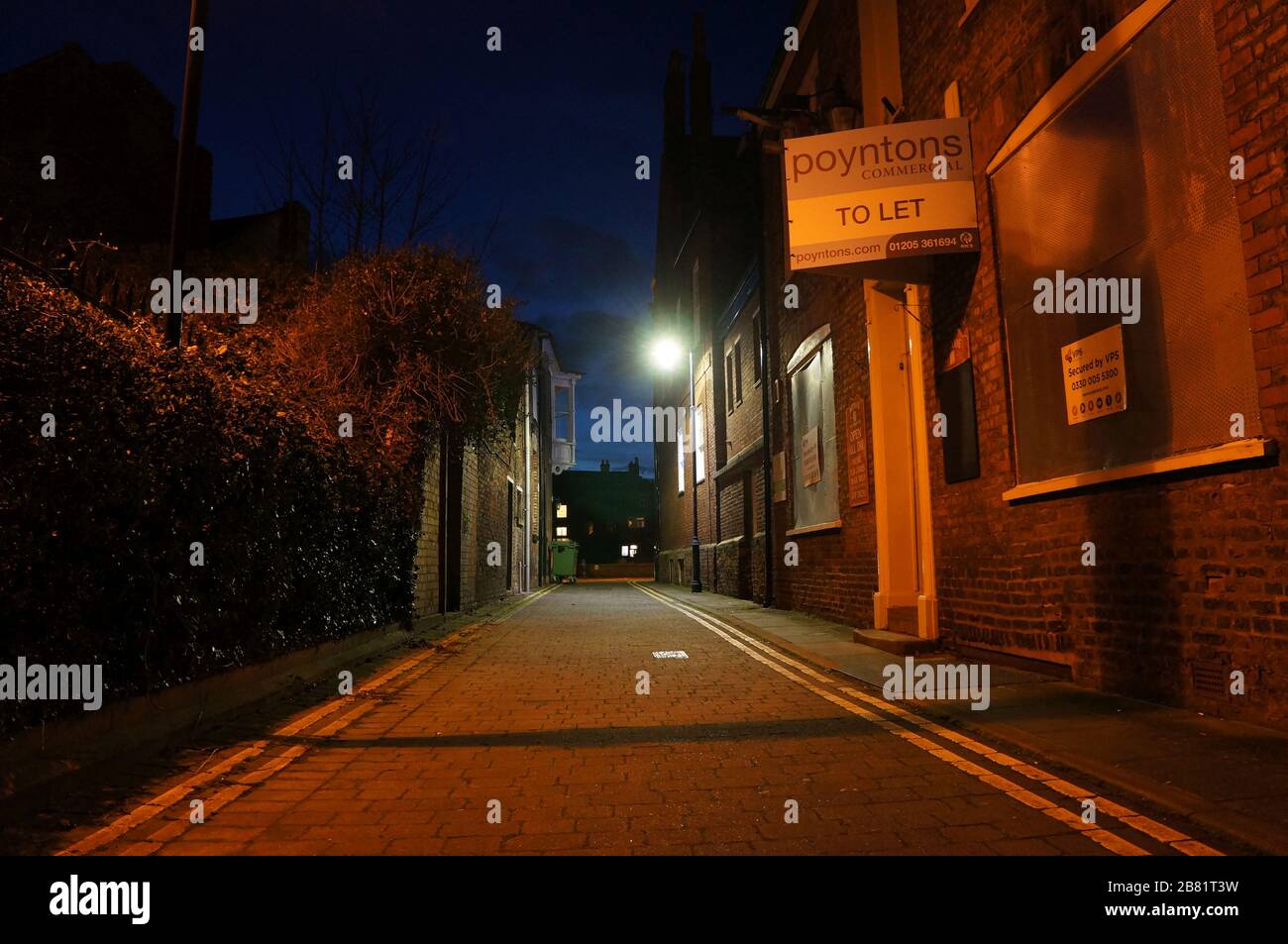 Ein alter Pub, in dem man nachts in einer leeren Straße in der Stadt unterschreiben kann Stockfoto
