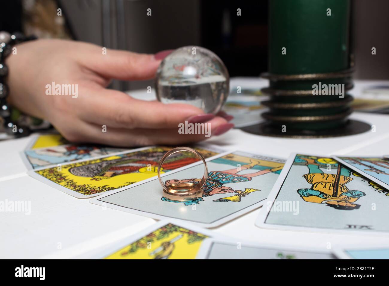Bangkok, Thailand, 15.20.Hochzeitsringe sind auf Tarot-Karten. Der Zigeuner legt Tarot-Karten und Vermutungen für die Zukunft aus. Magische Sitzungen mit Talkin Stockfoto