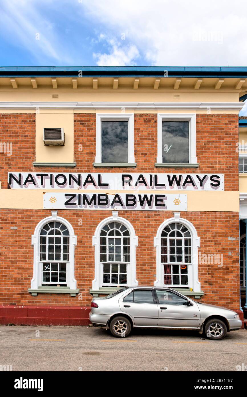 Ein Teil der Front des legendären Bahnhofs National Railways Zimbabwe in Harare, hat sich kaum verändert, wie es in den 1920er Jahren aussah, als es zum ersten Mal gebaut wurde. Stockfoto