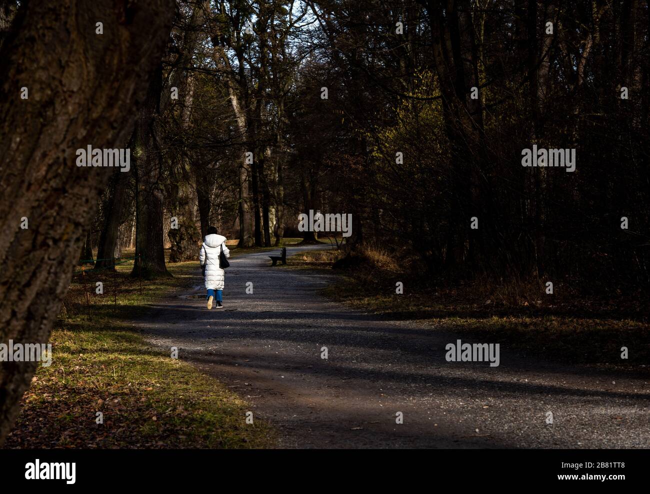 Ein Spaziergang in der Vorruhe, um zur Abflachung der Kurve der Krise beizutragen Stockfoto