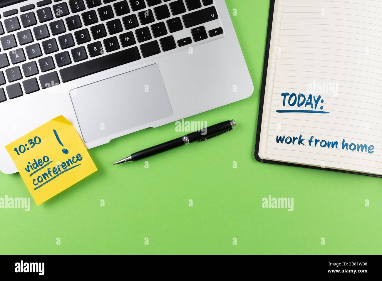 Arbeiten von zu Hause und zu Hause, Laptop und Notizblock auf dem Schreibtisch mit Videokonferenz-Erinnerung Stockfoto