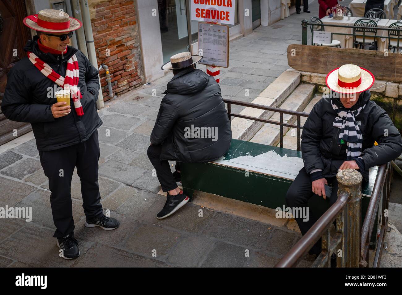 Venedig, 15.02.2020, leere Gondeln und die Fahrer warten auf Touristen Stockfoto