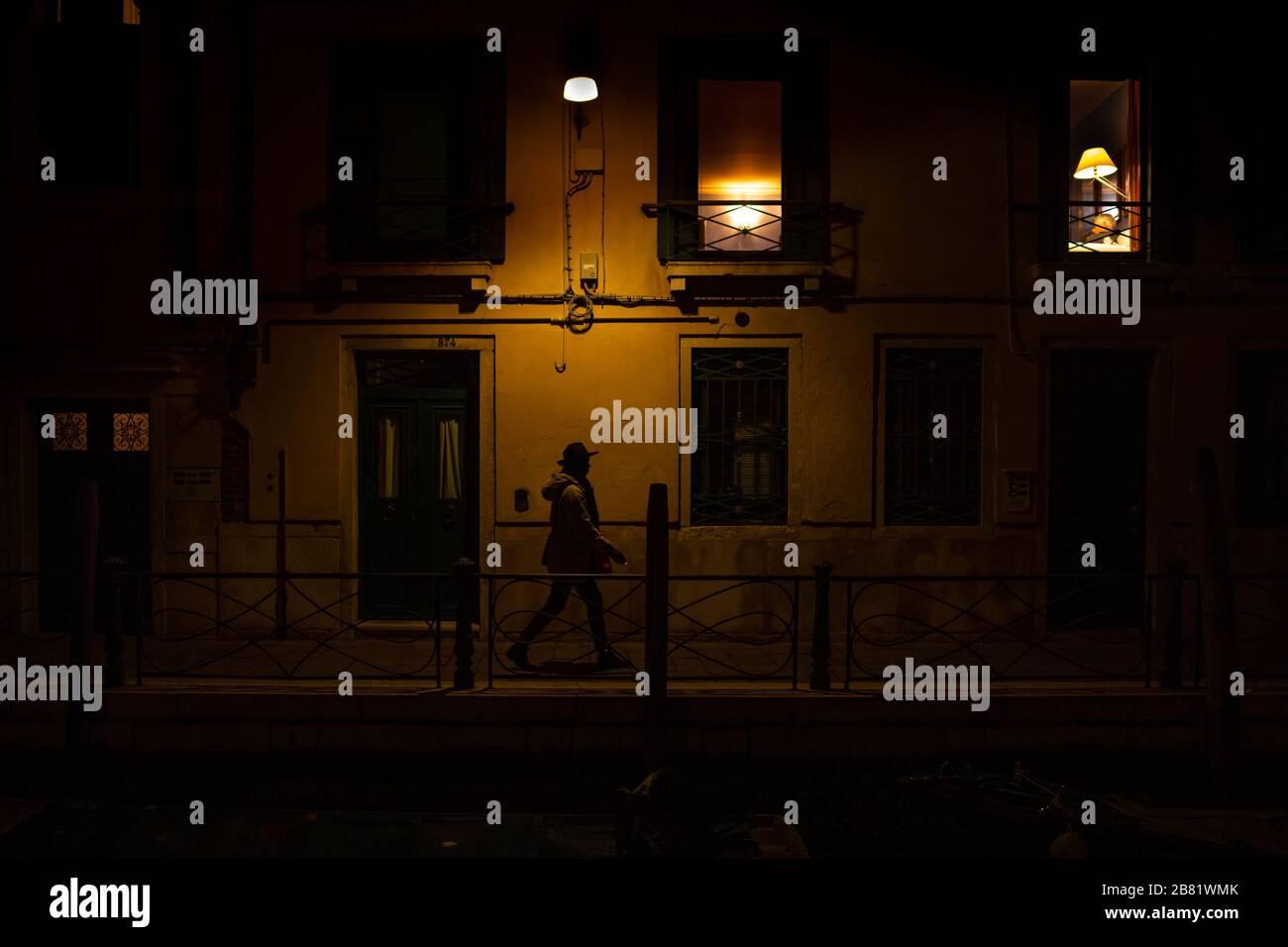 Einsamer Fremder, der durch die Stadt Venedig wandert Stockfoto