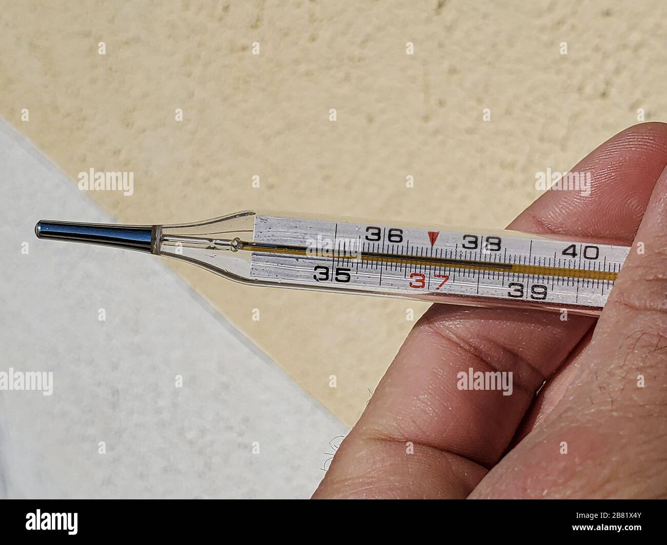 Messung des Quecksilberfieber-Thermometers, Grippe-Virusinfektion, Coronavirus Kovid19 Stockfoto