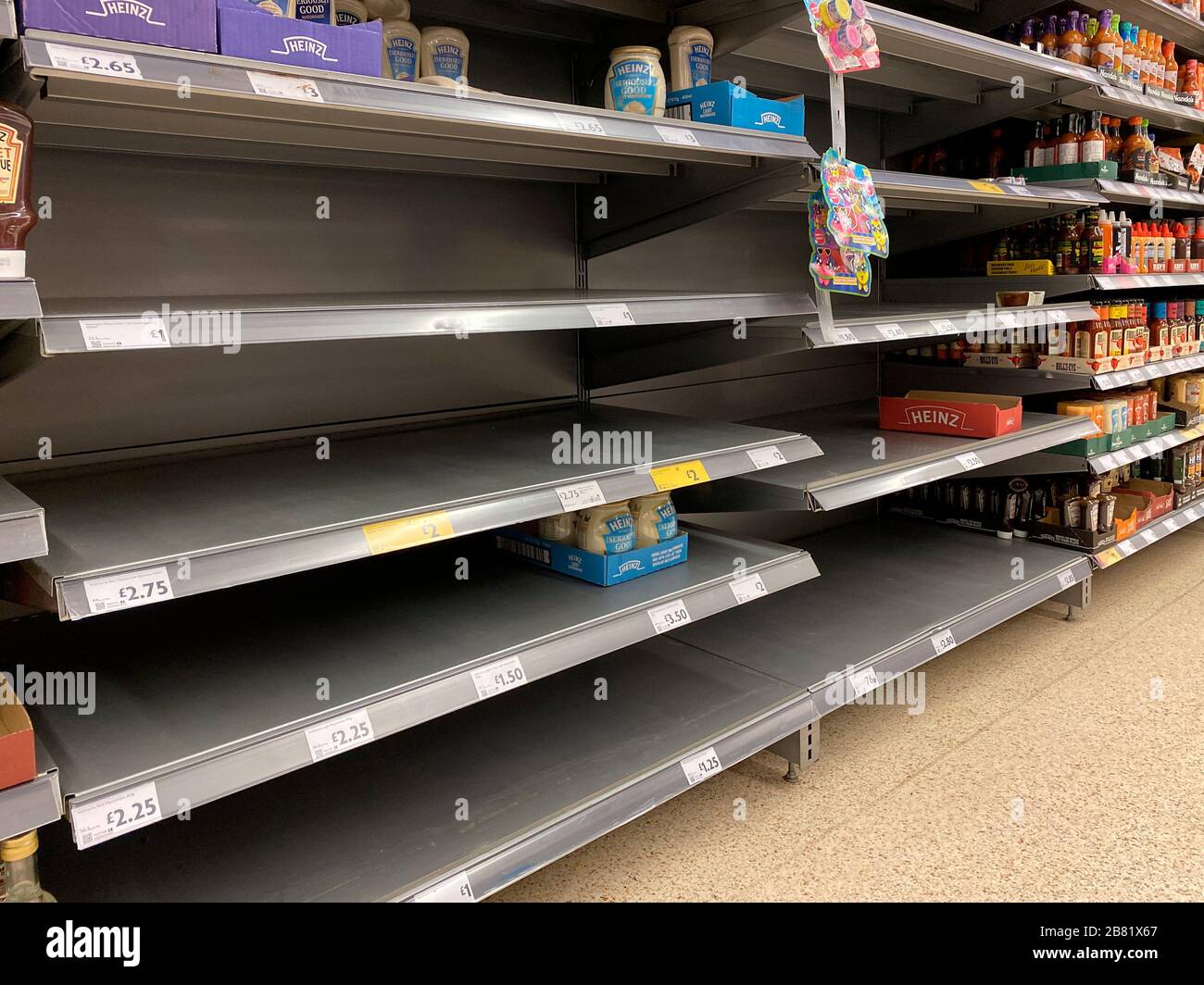 York. England. 03.19.20. Leere Supermarktregale nach Panikkäufen während der Coronavirus Pandemie. Stockfoto