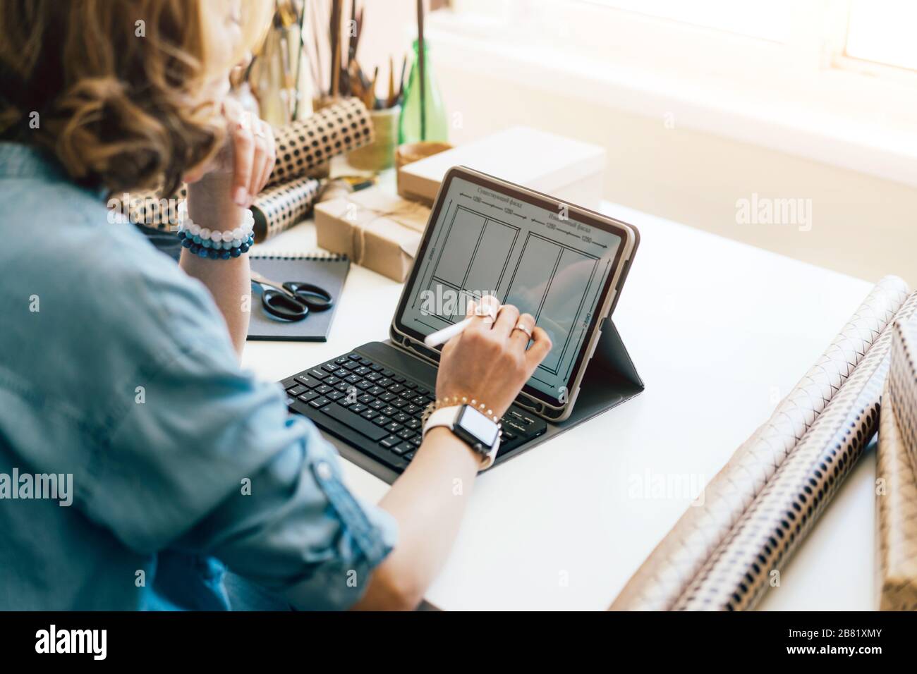 Der Creative Manager zeichnet ein Design auf einem Bildschirm auf einem Laptop. Stockfoto