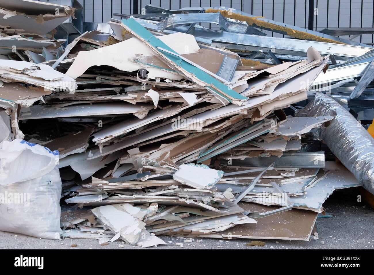 Müllhalde mit Trümmern auf der Straße. Entfernen von Fremdkörpern. Trash-Heap. Stockfoto