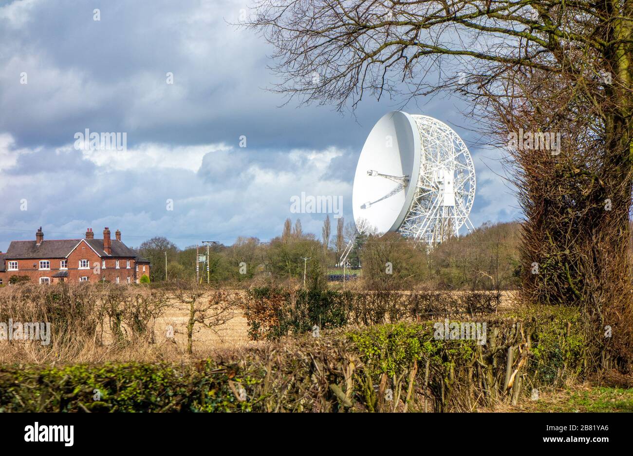 Das Lovell Radio Telescope am Jodrell Bank Observatory im Besitz der Universität Manchester, das im Herzen von Cheshire Farmland und Landschaft steht Stockfoto