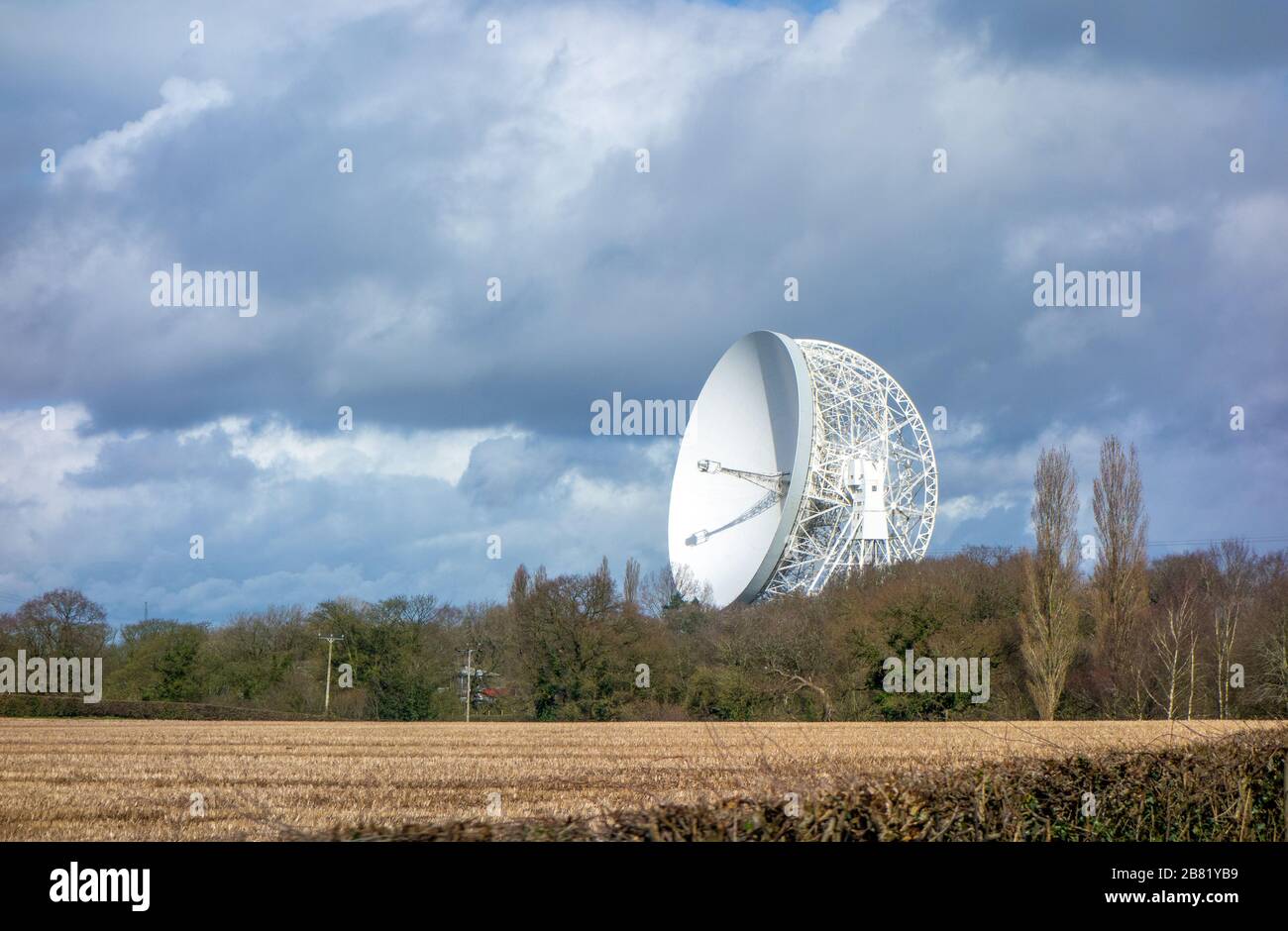 Das Lovell Radio Telescope am Jodrell Bank Observatory im Besitz der Universität Manchester, das im Herzen von Cheshire Farmland und Landschaft steht Stockfoto