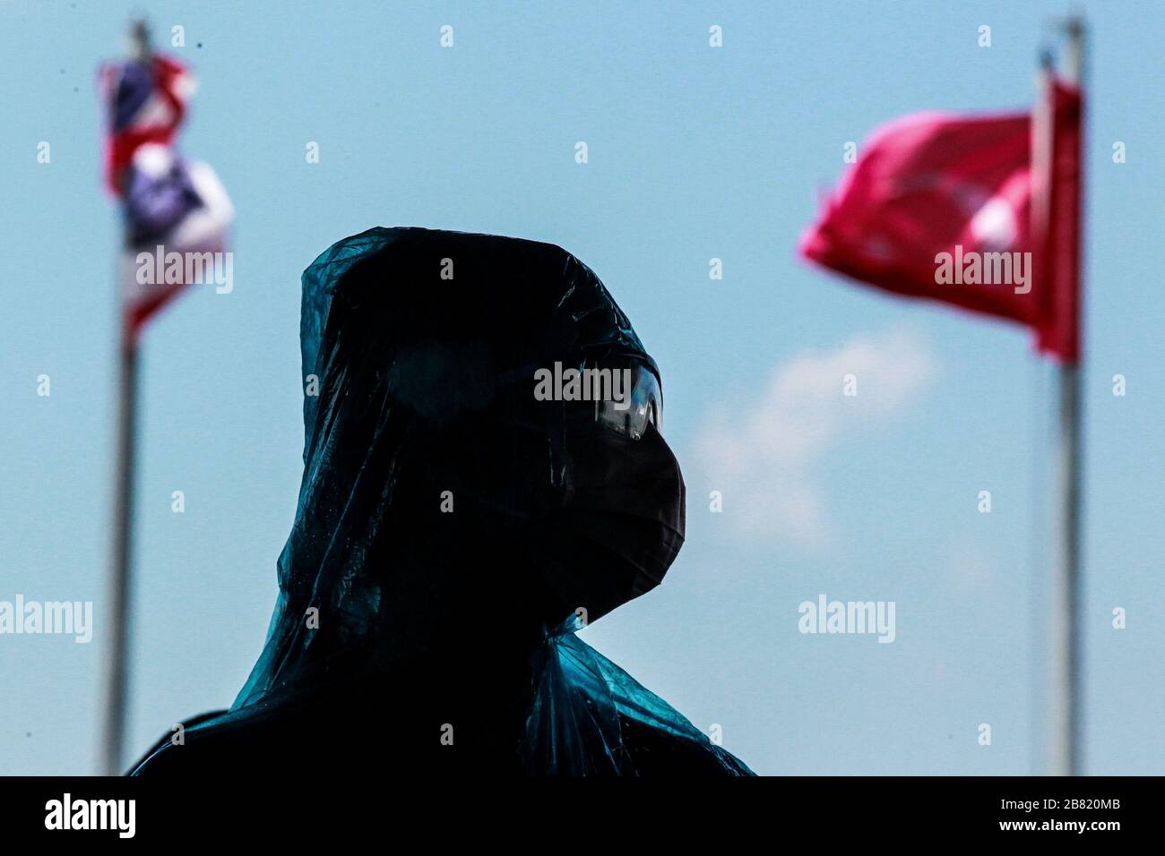 (200319) - PASAY CITY, 19. März 2020 (Xinhua) - eine Frau, die eine Gesichtsmaske und Schutzanzug trägt, wird gesehen, wie sie auf ihren Flug im Ninoy Aquino International Airport (NAIA) in Pasay City, den Philippinen am 19. März 2020 wartet. Die COVID-19-Fälle auf den Philippinen sind auf 202 gestiegen, sagten die Philippinen am Mittwoch. (Xinhua/Rouelle Umali) Stockfoto