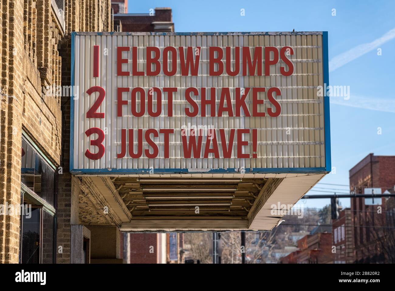 Kino-Plakat mit drei Regeln zum Ersetzen von Handshakes durch Ellenbogenwumps, Fußschütteln oder einfach nur dem Freund während der Coronavirus-Epidemie winken Stockfoto