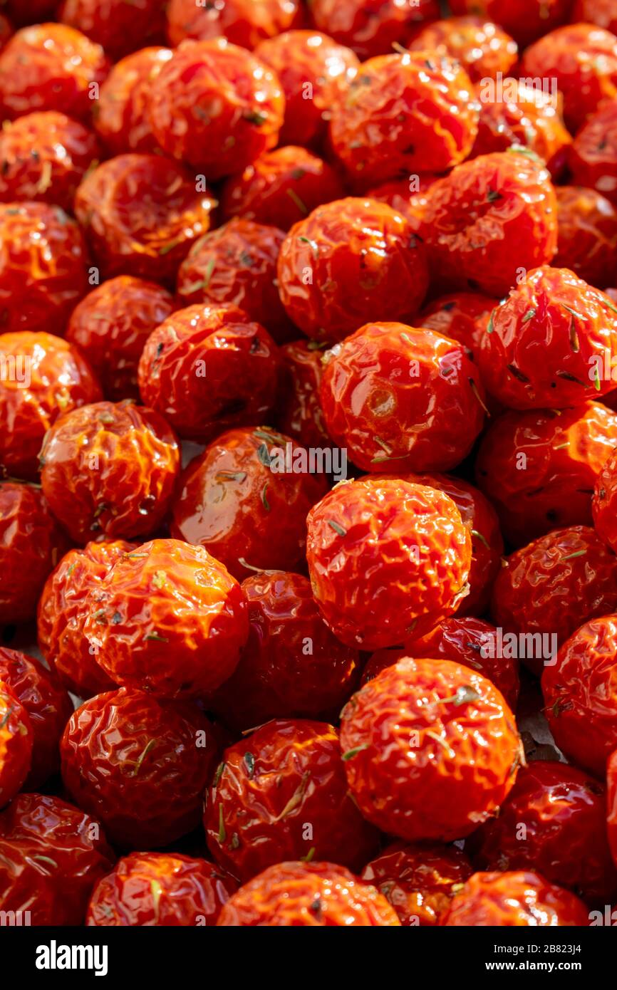 Tablett mit gerösteten Kirschtomaten und Kräutern Stockfoto