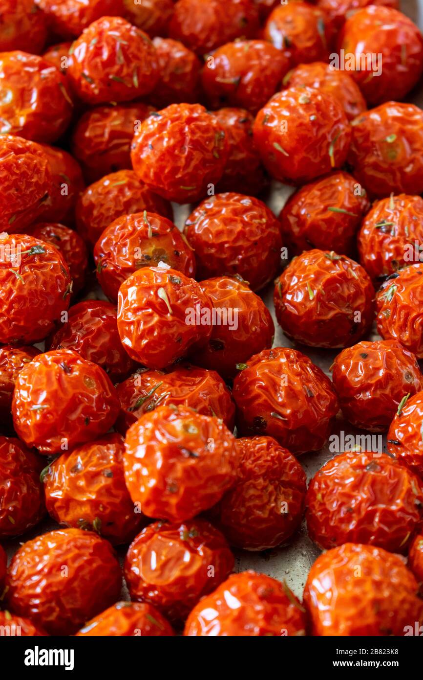 Tablett mit gerösteten Kirschtomaten und Kräutern Stockfoto