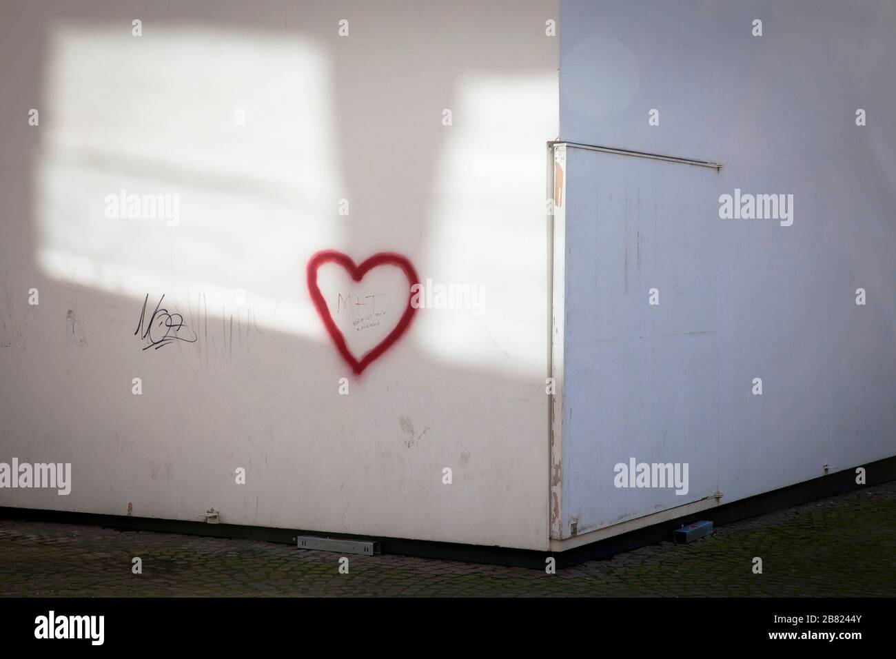 Graffiti-Herz am Cube des Hauses der Architektur am Platz Josef-Haubrich-Hof, Köln, Deutschland. Graffitiherz auf dem Kubus des Hauses der Stockfoto