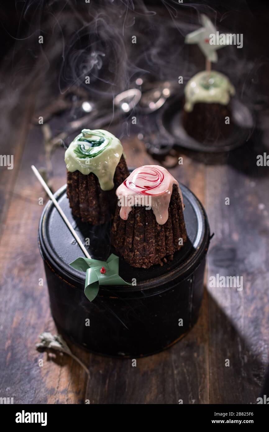 Schokoladennusskekse.gesundes Dessert auf Holztisch.köstliche Speisen und Getränke Stockfoto