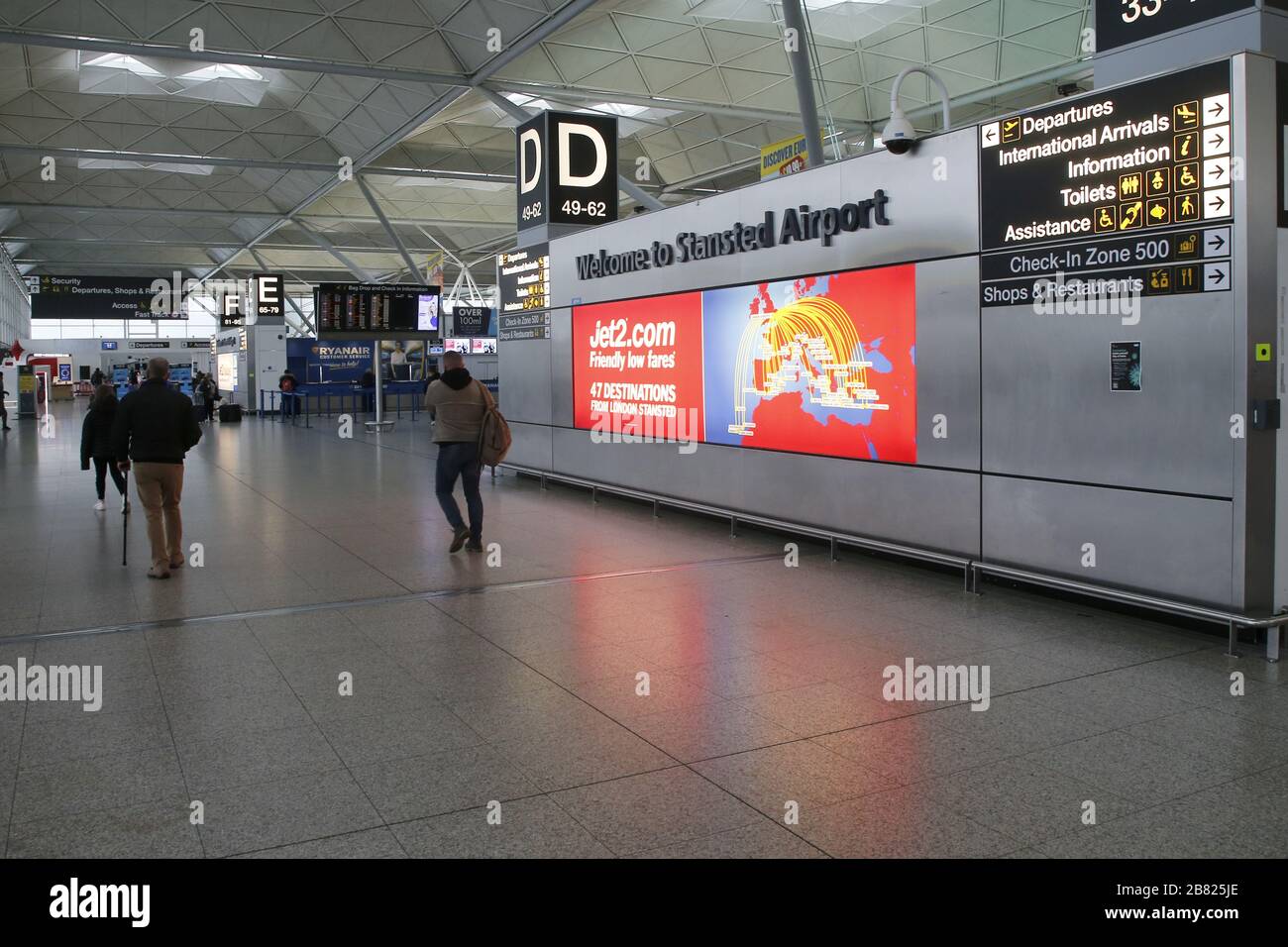 Flughafen Stansted, Großbritannien. März 2020. Die britische Regierung kündigte an, dass Beamte alle Flugzeuganflüge auf Flughäfen aussetzen können, um die Grenzsicherheit zu erhalten. Ein sehr verlasser Flughafen Stansted während der Krise in Coronavirus. Kredit: Jason Mitchell/Alamy Live News Stockfoto