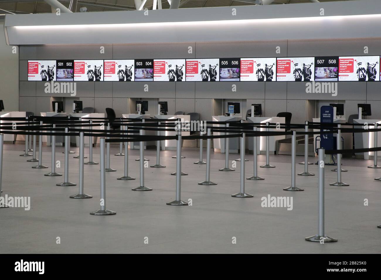 Flughafen Stansted, Großbritannien. März 2020. Die britische Regierung kündigte an, dass Beamte alle Flugzeuganflüge auf Flughäfen aussetzen können, um die Grenzsicherheit zu erhalten. Ein sehr verlasser Flughafen Stansted während der Krise in Coronavirus. Kredit: Jason Mitchell/Alamy Live News Stockfoto