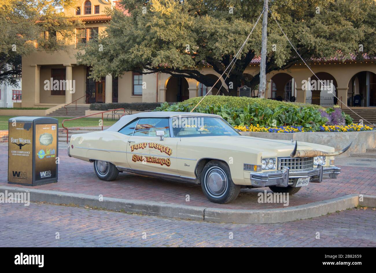 Amerikanischer Oldtimer mit longhorn Horns auf der Vorderseite im Stockyard-Viertel von Fort Worth Texas Stockfoto