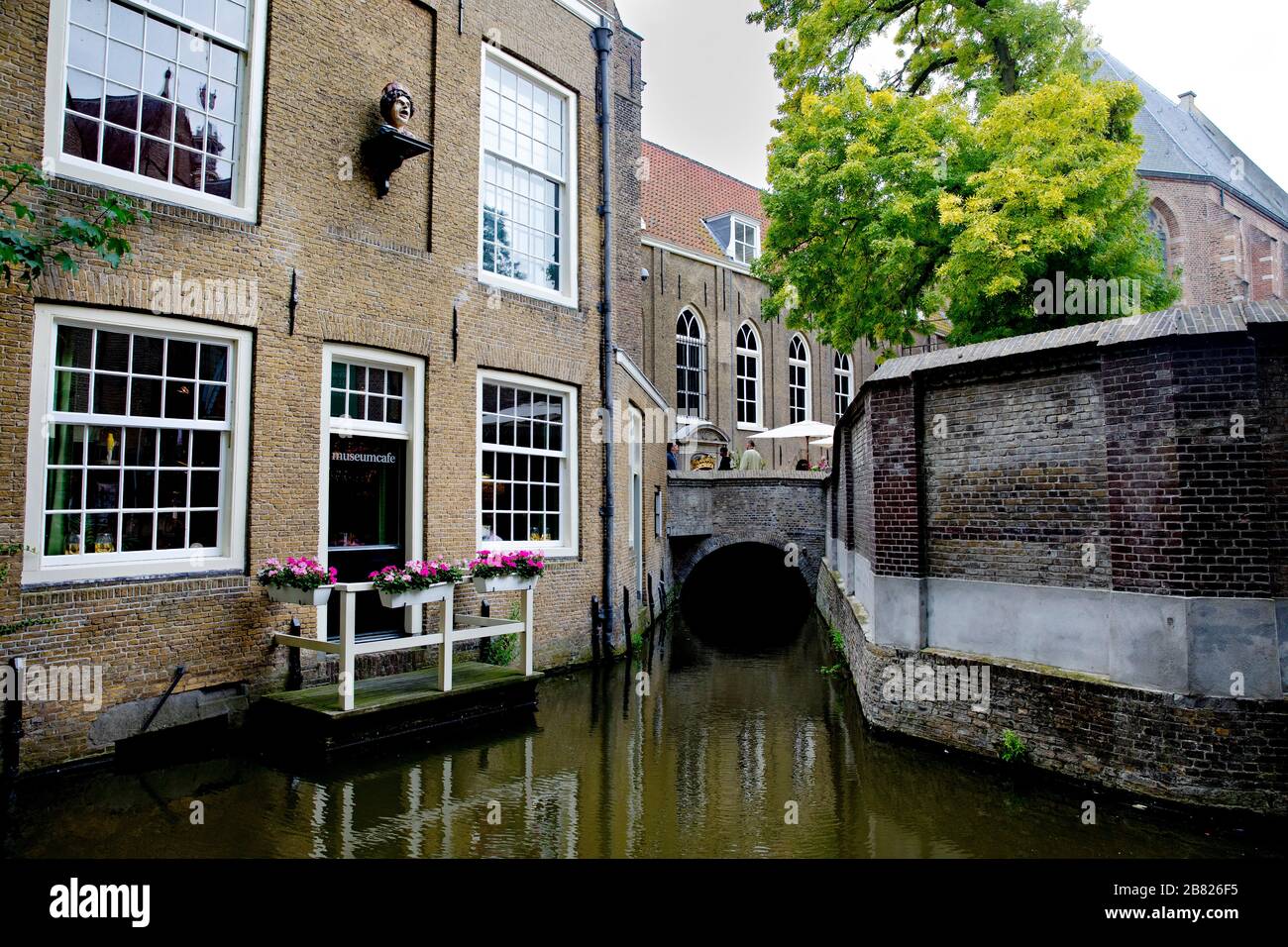 Wasserwege im mittelalterlichen Stadtzentrum von Gouda, Niederlande Stockfoto