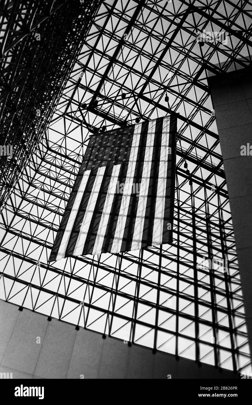 Eine massive amerikanische Flagge hängt von der Decke des schönen gläsernen Pavillons der John F. Kennedy Presidential Library in Boston Massachusetts. Stockfoto