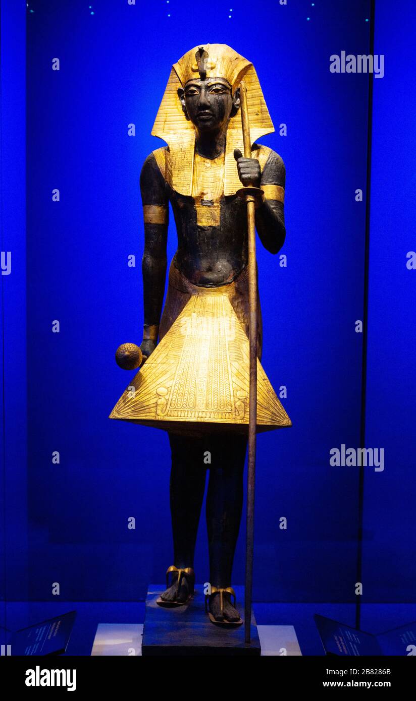 Tutanchamun-Statue aus dem Grab des Pharaos - Wächterstatue aus Holz der Ka des Königs, mit dem Nemes-Kopftuch; altägyptischer Schatz Stockfoto