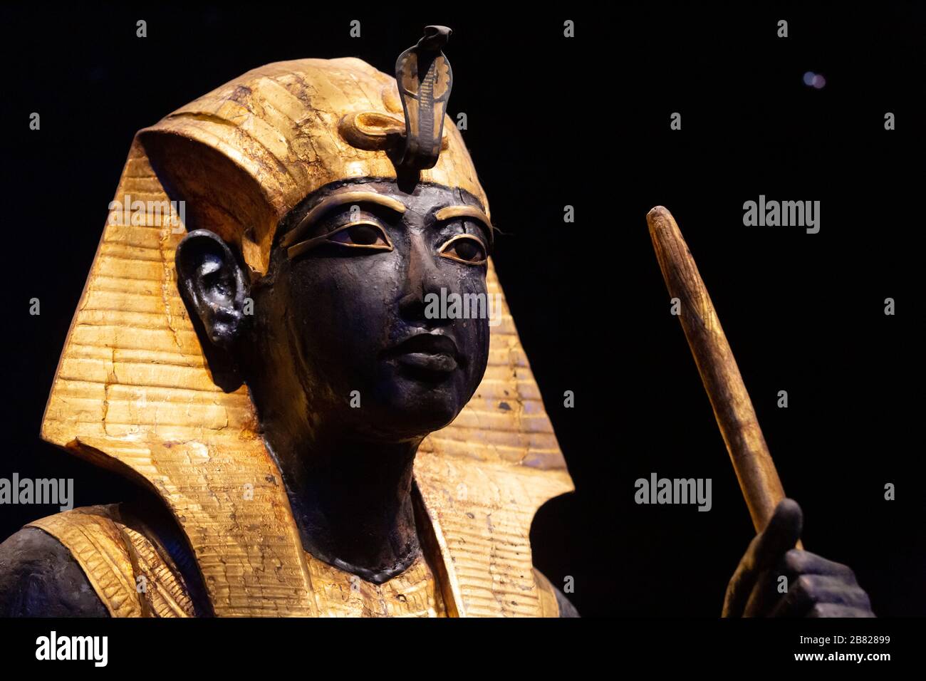 Tutanchamun-Statue aus dem Grab des Pharaos - Wächterstatue aus Holz der Ka des Königs, mit dem Nemes-Kopftuch; altägyptischer Schatz Stockfoto