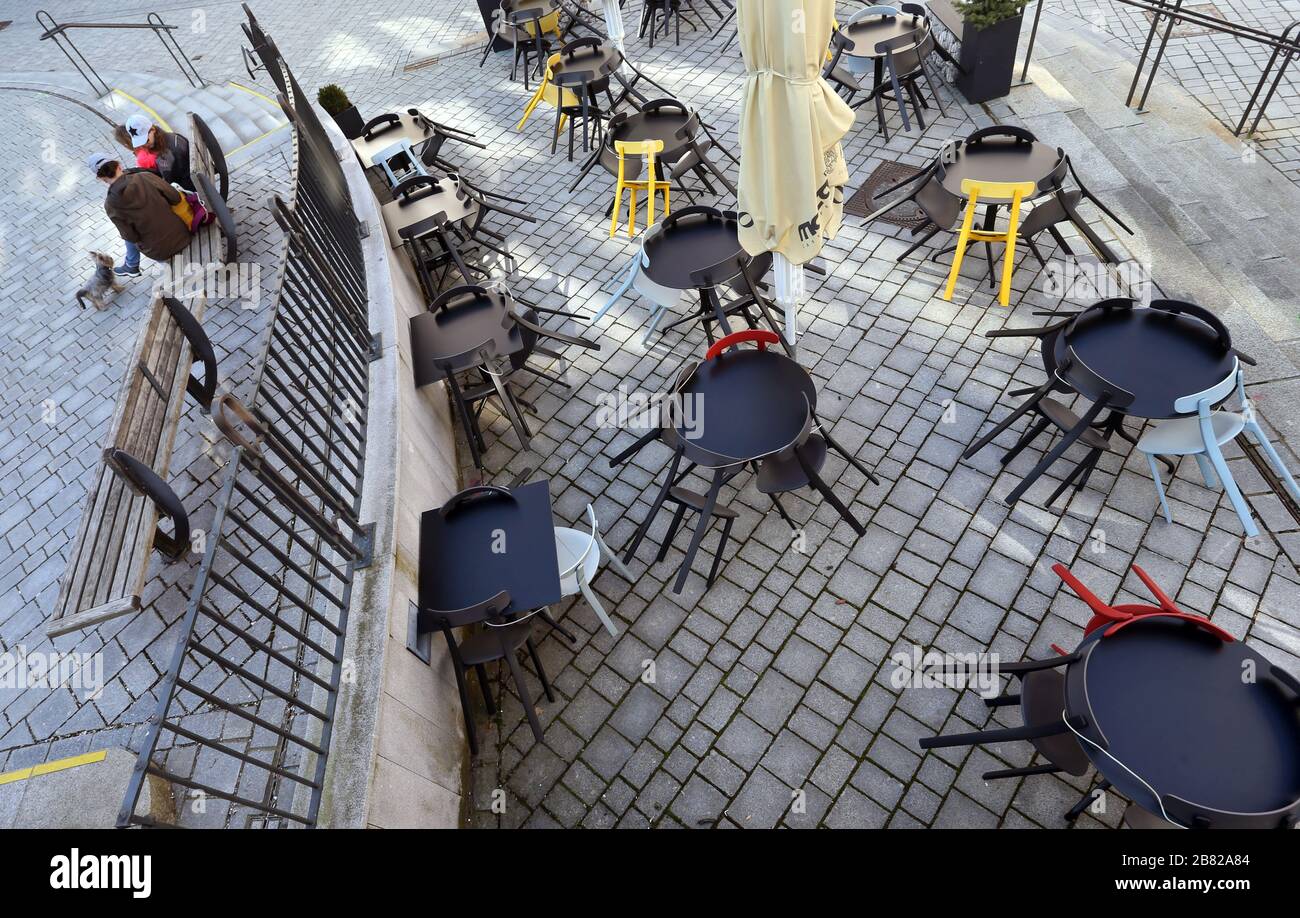 19. März 2020, Bayern, Kempten: Unbesetzte Plätze eines Straßencafés gegen 15 Uhr in der Fußgängerzone. Foto: Karl-Josef Hildenbrand / dpa Stockfoto