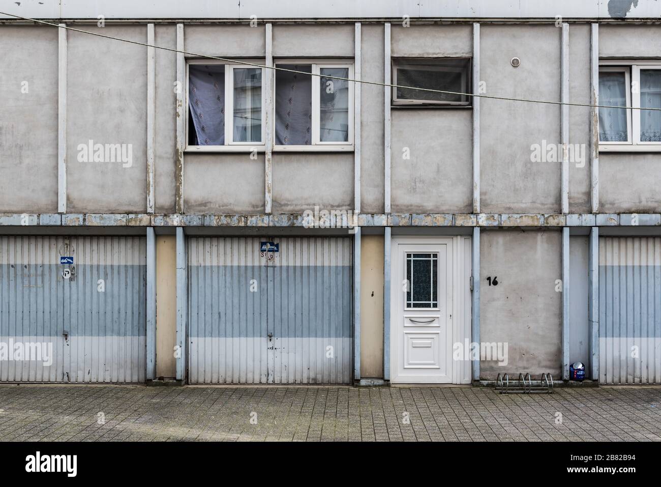 Molenbeek, Region Brüssel-Hauptstadt / Belgien - 01 25 2020: Vintage-Containerhaus mit Industrie-Garage Stockfoto Molenbeek, Region Brüssel-Hauptstadt / Belgien - 01 25 2020: Vintage-Containerhaus mit Industrie-Garage Stockfoto