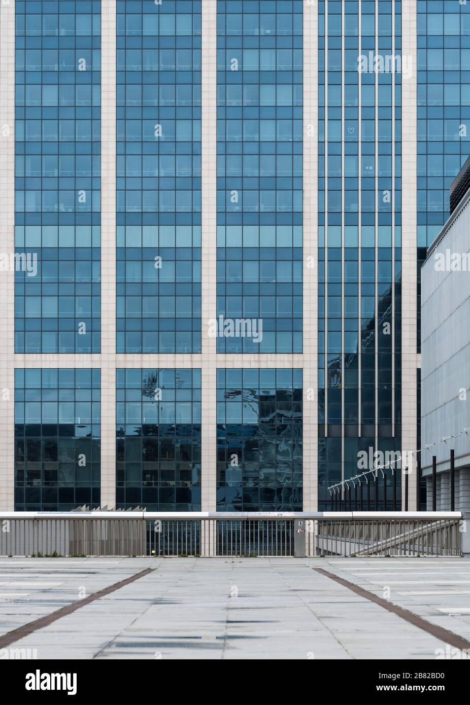 Brüssel Business District/ Belgien - 02 04 2020: Abstrakter Blick auf das moderne Gebäude des Bundesverwaltungszentrums Stockfoto