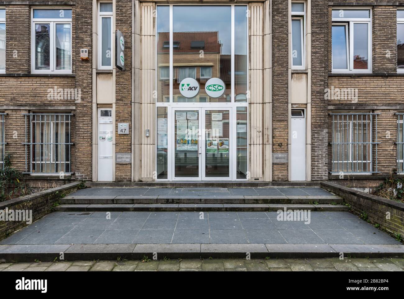 Jette, Brüssel Hauptstadt Region / Belgien - 02 05 2020: Fassade des Hauptbüros der ACV CSC Christian Gewerkschaft Stockfoto