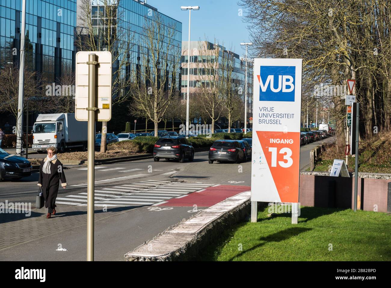 Ixelles, Region Brüssel Hauptstadt / Belgien - 02 06 2020: Studenten zu Fuß auf dem Universitätscampus der VUB Stockfoto