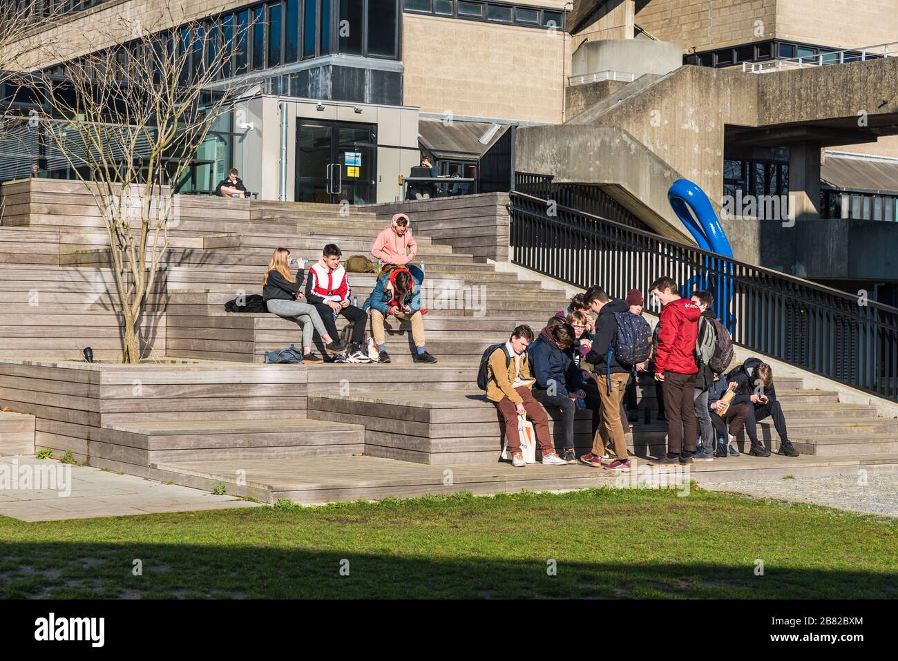 Ixelles, Brüssel Hauptstadt Region / Belgien - 02 06 2020: Junge gemischte Gruppe von Studenten eine Mittagspause an der Treppe des Sportzentrums der Stockfoto