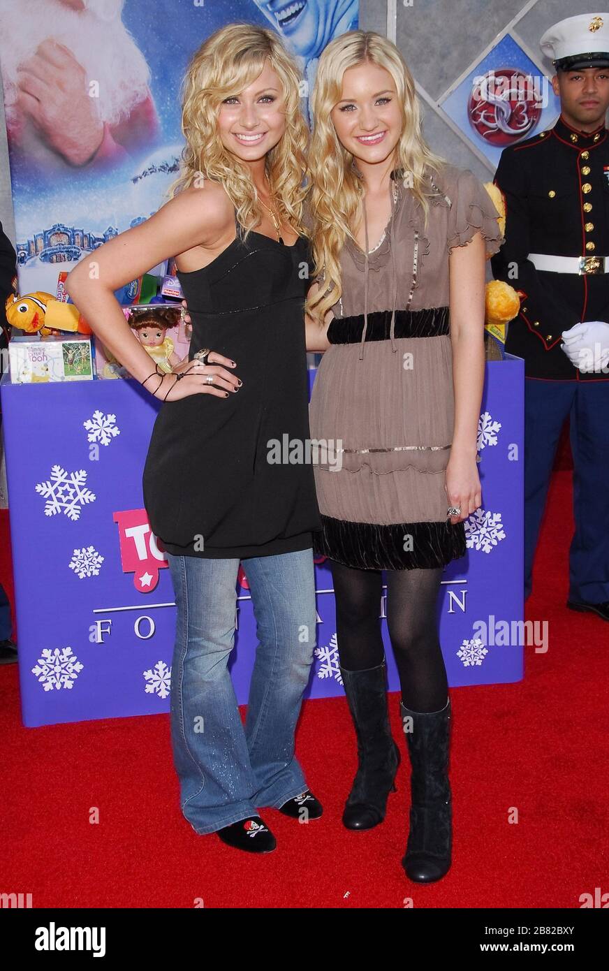 Aly Michalka & AJ Michalka bei der Weltpremiere von "The Santa Clause 3: The Escape Clause" im El Capitan Theatre in Hollywood, Kalifornien. Die Veranstaltung fand am Sonntag, 29. Oktober 2006 statt. Foto von: SBM / PictureLux - Aktenzeichen # 33984-9022SBMPLX Stockfoto