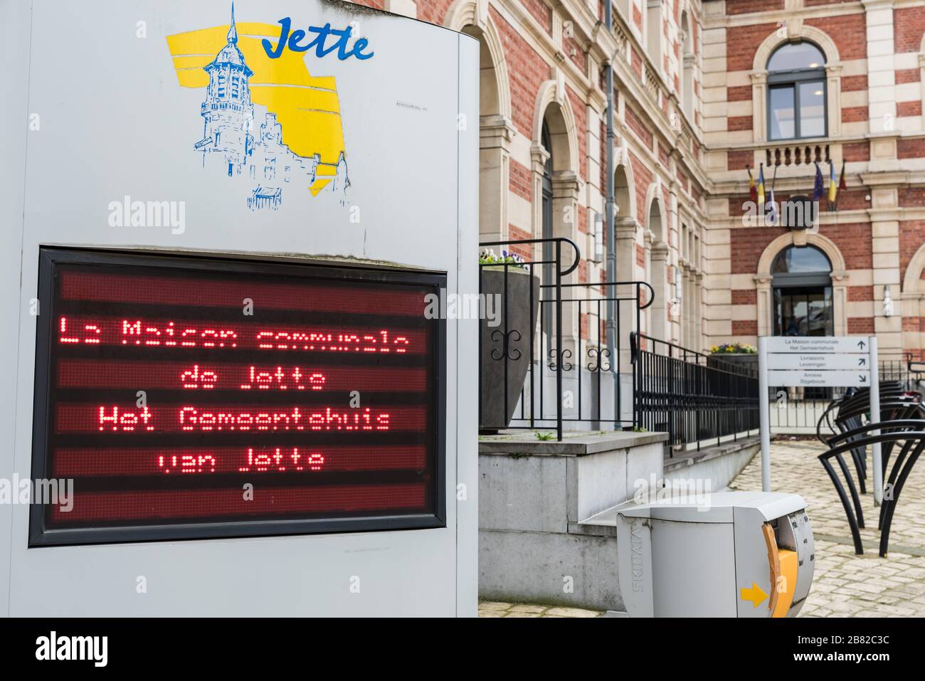 Jette, Brüssel Hauptstadt Region / Belgien - 02 14 2020: Fassade des Rathauses der Gemeinde Jette Stockfoto
