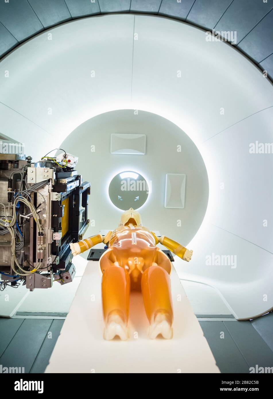Testattrappe in einem Behandlungsraum für die Proton-Strahlentherapie in einem Krankenhaus. Uppsala, Schweden. Stockfoto