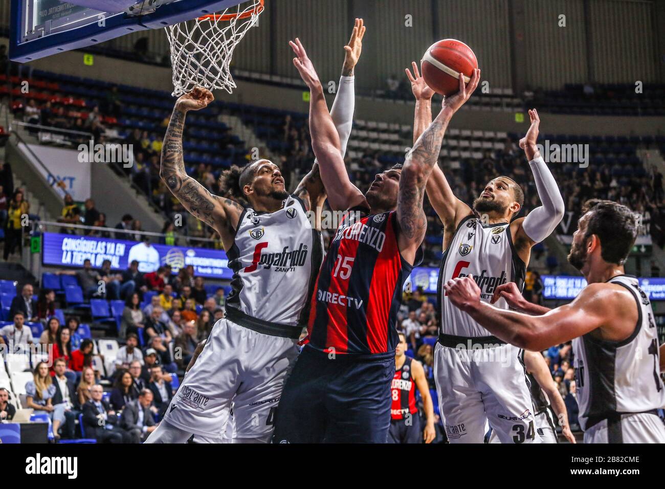 San Cristobal Della Laguna, Spanien. März 2020. Esteban Batista, #15 von San Lorenzo de Almagro, Kyle Weems, #34 und Julian Gamble, #45 von Segafredo Virtus Bologna im Einsatz während des FIBA Intercontinental Cup Teneras 2020 - erstes Halbfinalspiel zwischen Segafredo Virtus Bologna und San Lorenzo de Almagro im Pabellón Santiago Martín, San Cristobal de La Laguna - Tenera. (Endstand: Segafredo Virtus Bologna - San Lorenzo de Almagro 75-57) (Foto von Davide Di Lalla/Pacific Press) Credit: Pacific Press Agency/Alamy Live News Stockfoto