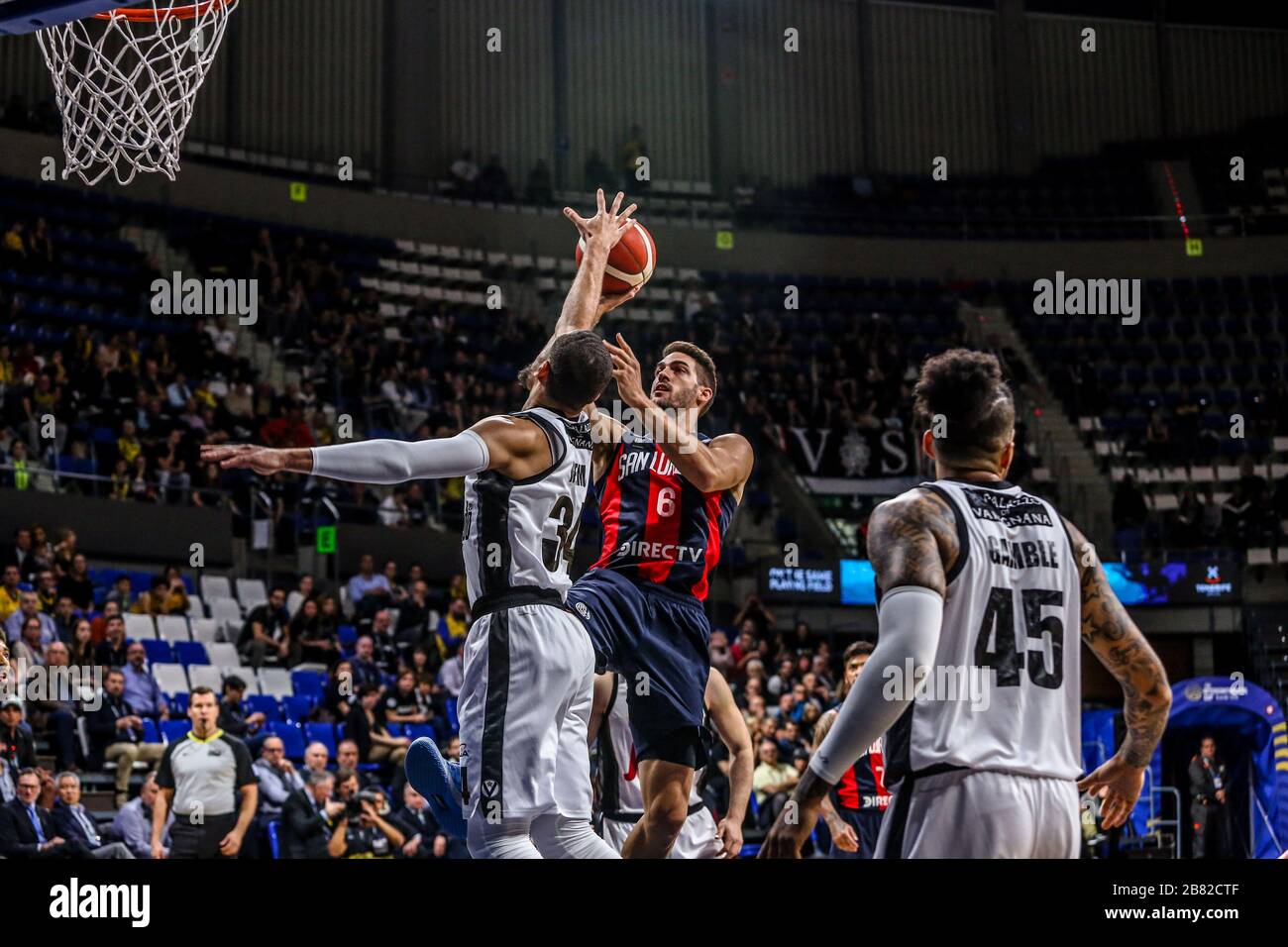 San Cristobal Della Laguna, Spanien. März 2020. Marcos Mata, #6 von San Lorenzo de Almagro und Kyle Weems, #34 von Segafredo Virtus Bologna im Einsatz während des FIBA Intercontinental Cup Teneras 2020 - erstes Halbfinalspiel zwischen Segafredo Virtus Bologna und San Lorenzo de Almagro im Pabellón Santiago Martín, San Cristobal de La Laguna - Tenera. (Endstand: Segafredo Virtus Bologna - San Lorenzo de Almagro 75-57) (Foto von Davide Di Lalla/Pacific Press) Credit: Pacific Press Agency/Alamy Live News Stockfoto