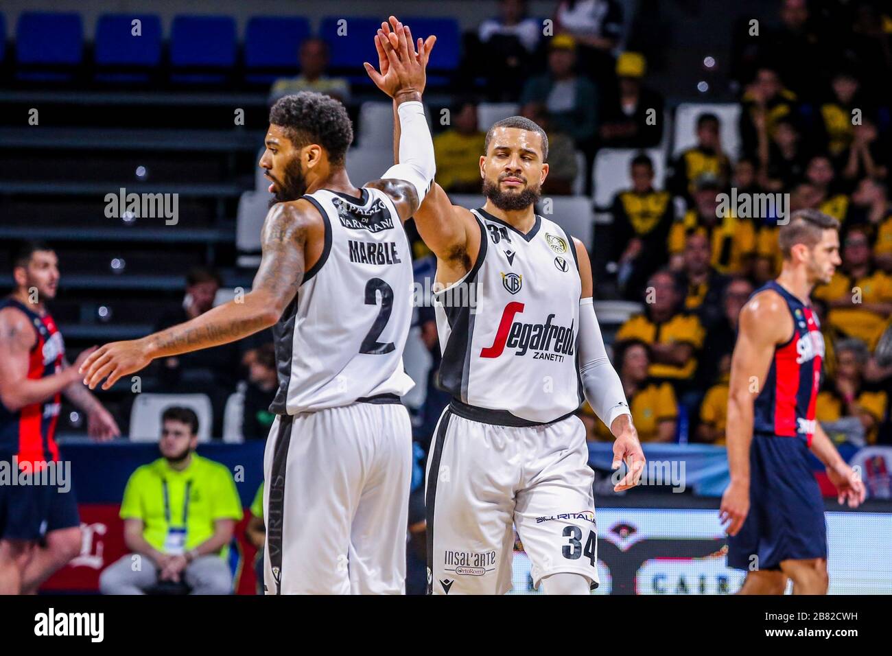 San Cristobal Della Laguna, Spanien. März 2020. Devyn Marble, #2 von Segafredo Virtus Bologna und Kyle Weems, #34 von Segafredo Virtus Bologna während des FIBA Intercontinental Cup Teneras 2020 - erstes Halbfinalspiel zwischen Segafredo Virtus Bologna und San Lorenzo de Almagro im Pabellón Santiago Martín, San Cristobal de La Laguna - Tenera. (Endstand: Segafredo Virtus Bologna - San Lorenzo de Almagro 75-57) (Foto von Davide Di Lalla/Pacific Press) Credit: Pacific Press Agency/Alamy Live News Stockfoto