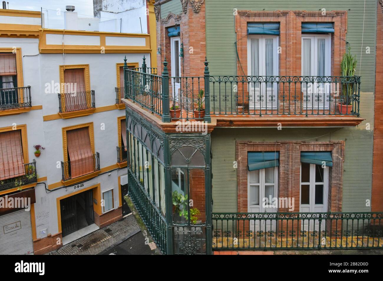 Balkon mit Fenstern in einem andalusischen Haus in Sevilla Stockfoto