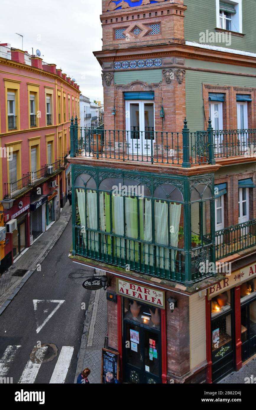 Balkon mit Fenstern in einem andalusischen Haus in Sevilla Stockfoto