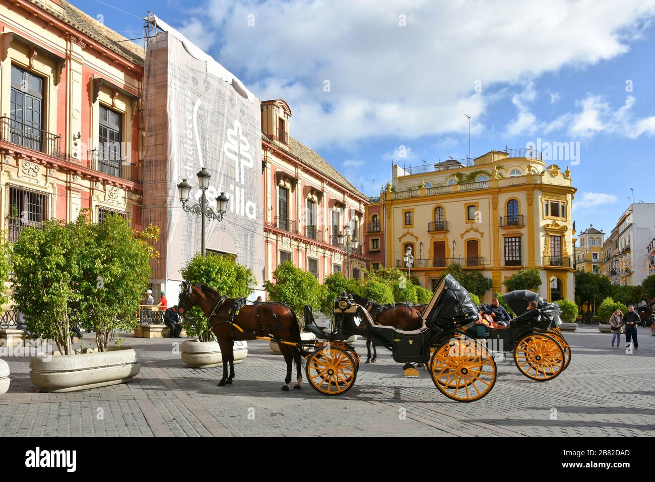 Kutschen für Touristen auf einem Platz in Sevilla Stockfoto