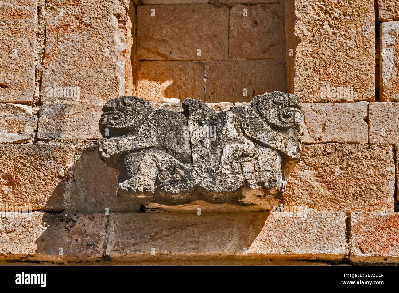 Zweiköpfige Skulptur am Nordbau, Cuadrangulo de las Monjas, Maya Ruinen an der Uxmal archäologischen Stätte, Yucatan Halbinsel, Mexiko Stockfoto