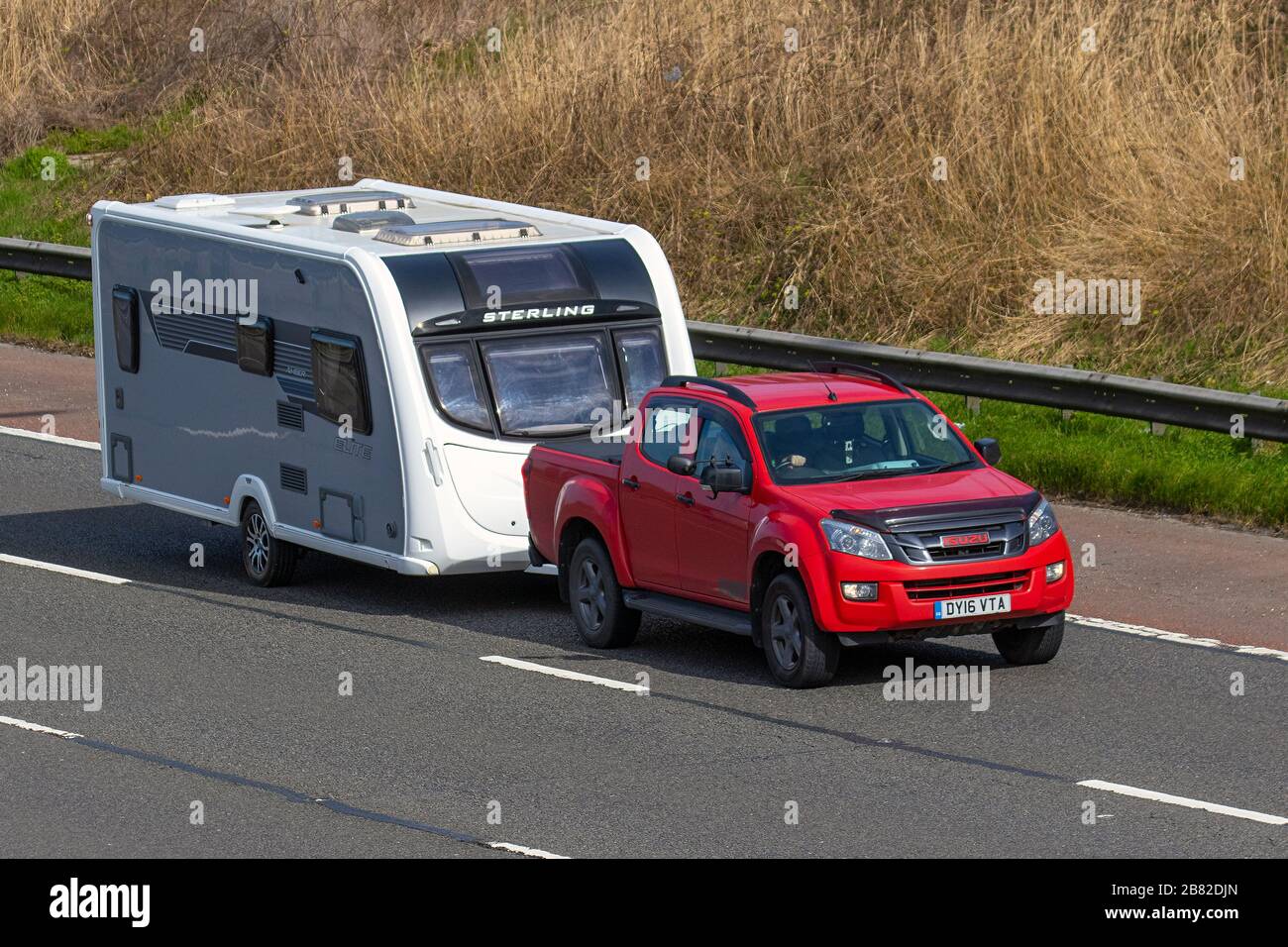 2016 Red Isuzu D-Max Fury D/C Twin Turbo; UK Fahrzeugverkehr, Transport, bewegliche Fahrzeuge, Fahrzeug, Straßen, Motoren, Fahren auf der Autobahn M6 Stockfoto