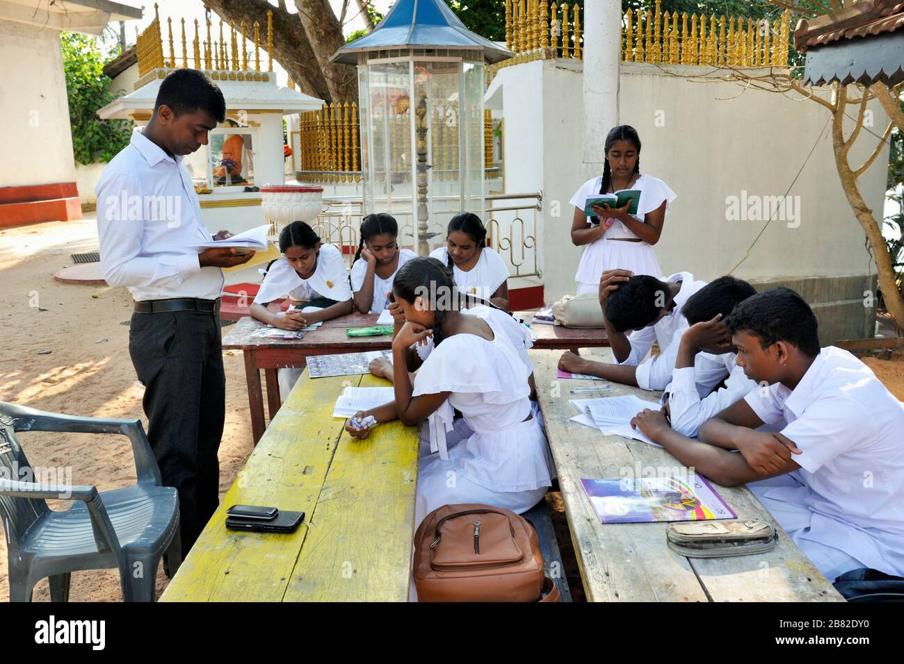 Sri Lanka, Mirissa, Dhammikagiri Viharaya buddhistischer Tempel, Sonntagsbuddhismusschule Stockfoto