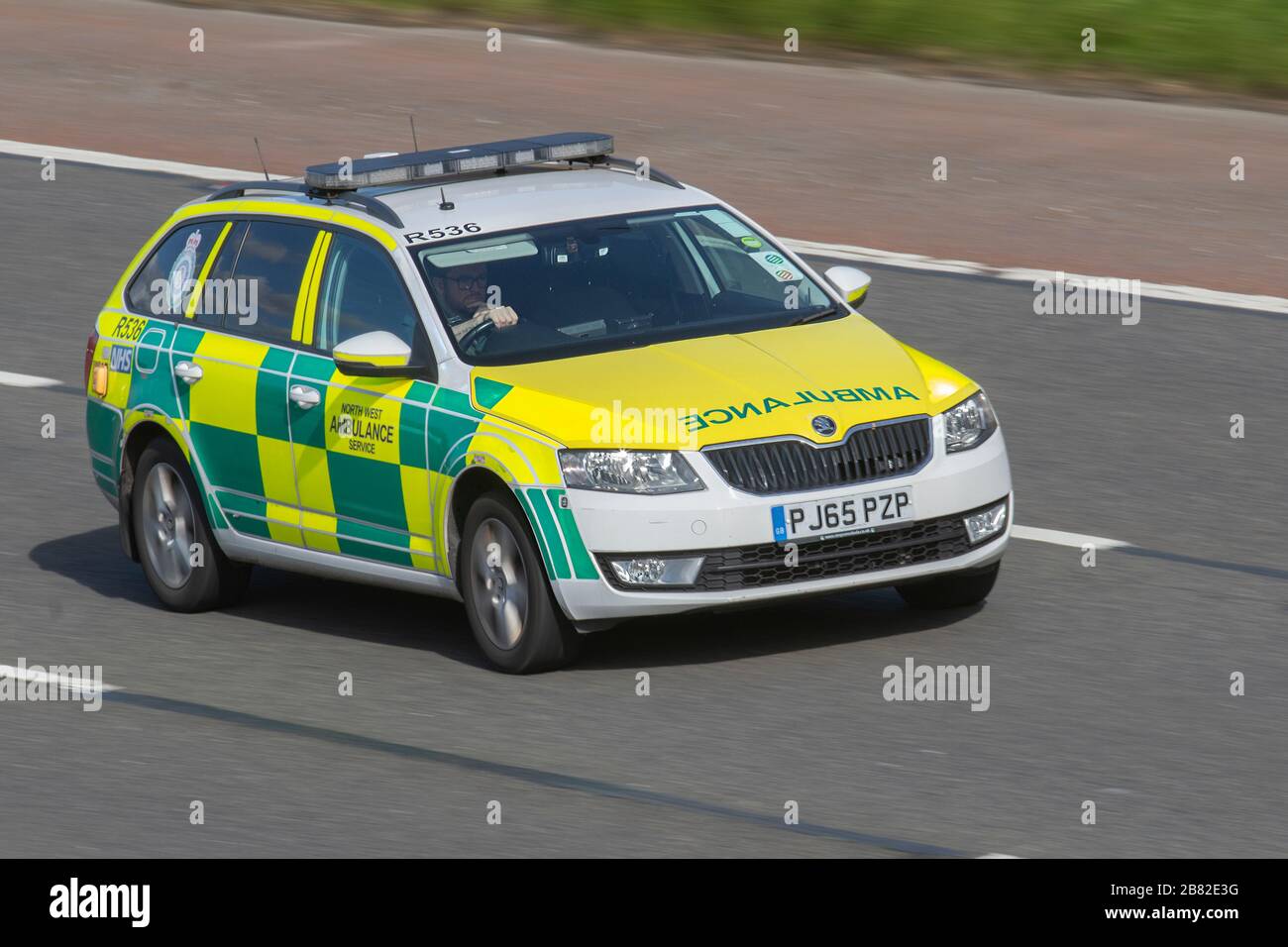 NHS-Rettungswagen: Fahrzeugverkehr, Transport, 999 Notfahrzeuge reagieren, Rettungskräfte werden auf der 3-spurigen Autobahn M6 in Richtung Norden abgebunden. Stockfoto