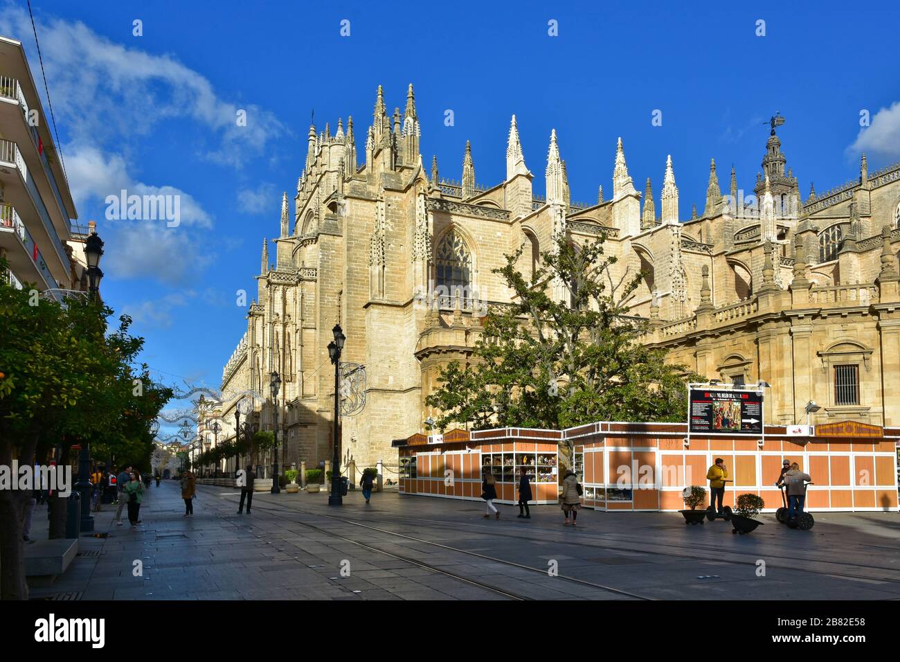 Blick auf einen Platz im historischen Zentrum von Sevilla Stockfoto